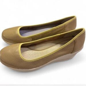 Easy Spirit Women's Beige Anti Gravity shoes size 9.5